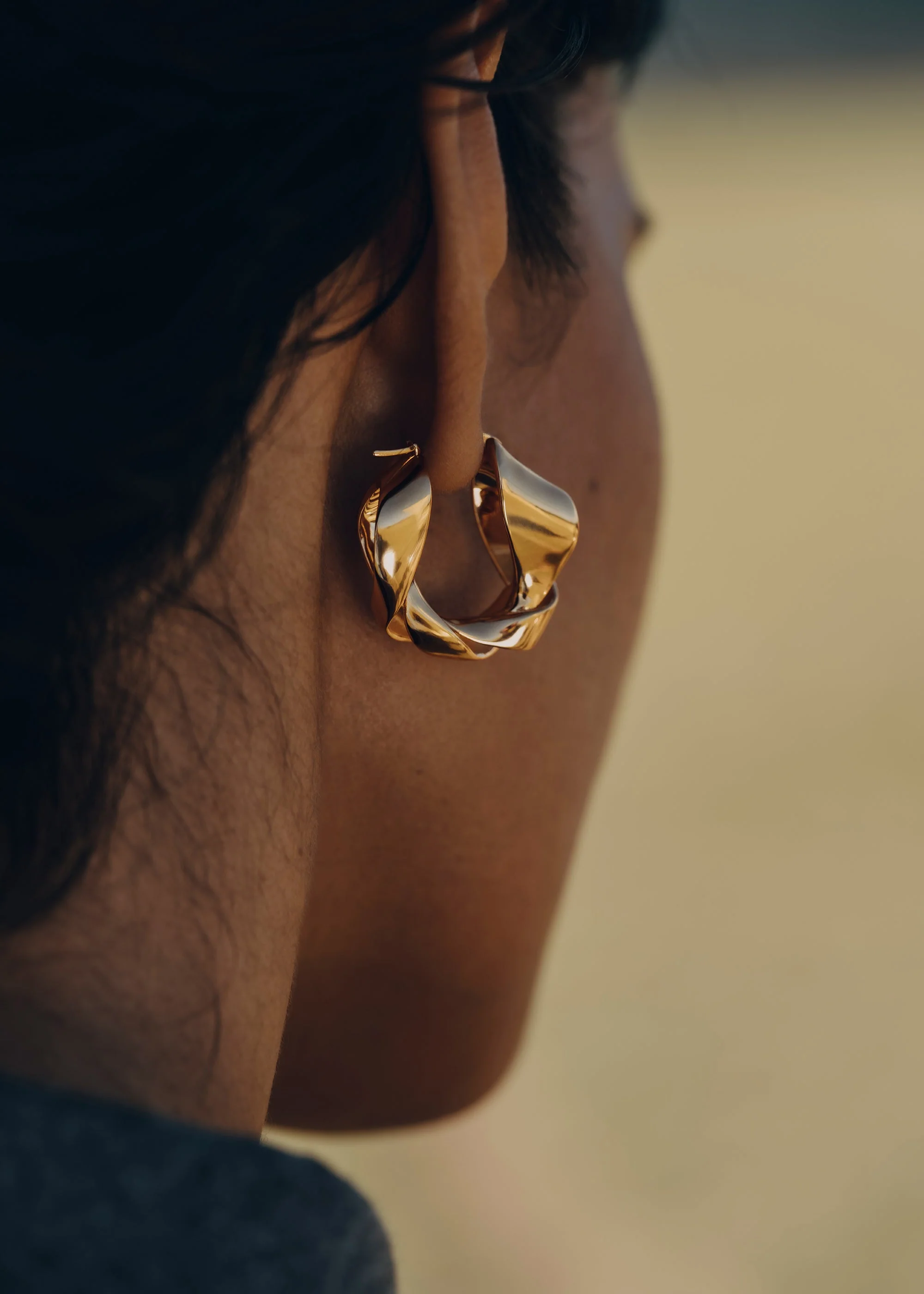 Éole Wavy Hoop Earrings - 24 carat gold-gilded edition - Image 3
