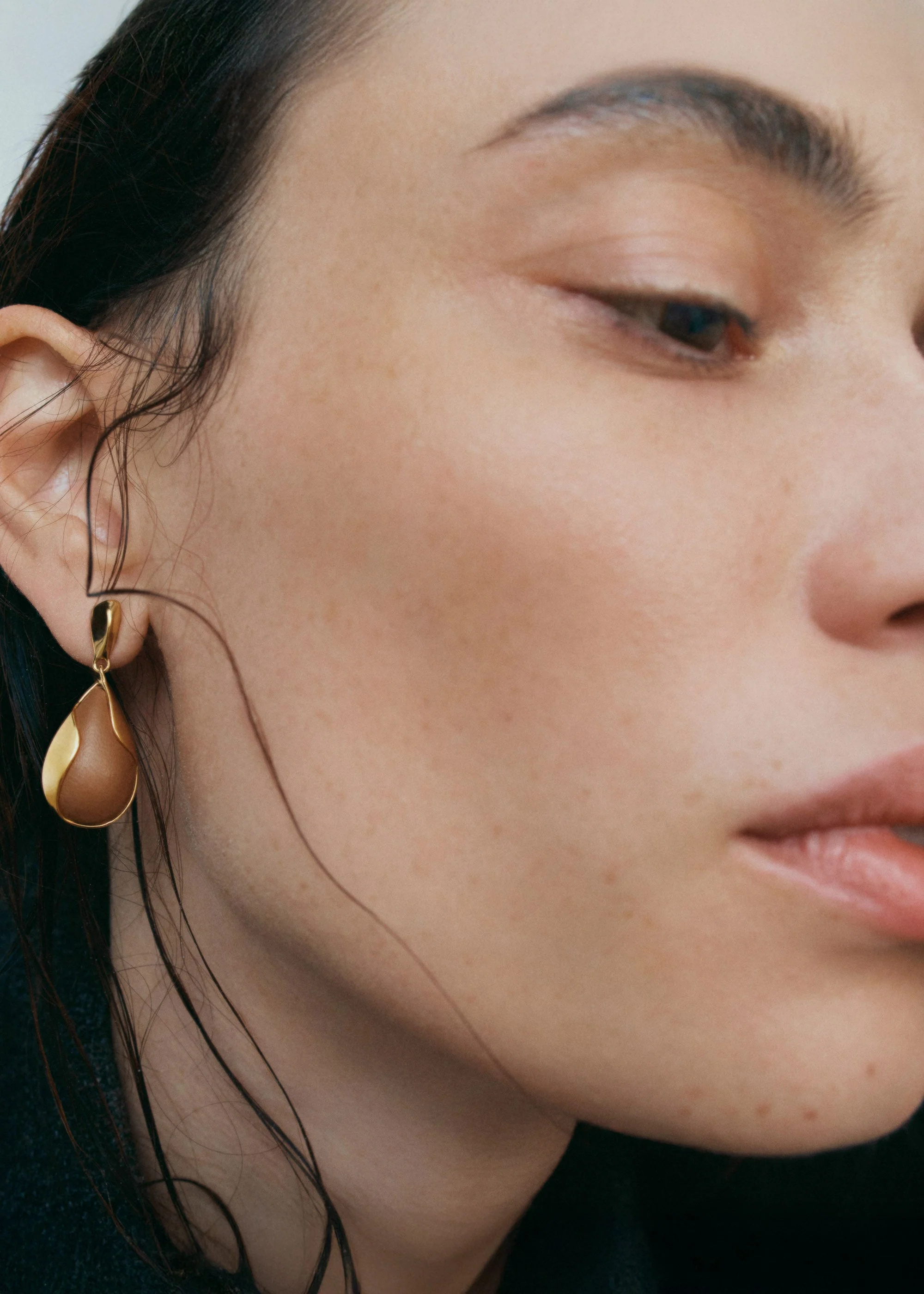 Ormé Earrings - Gold Gilded with Camel Leather - Image 3