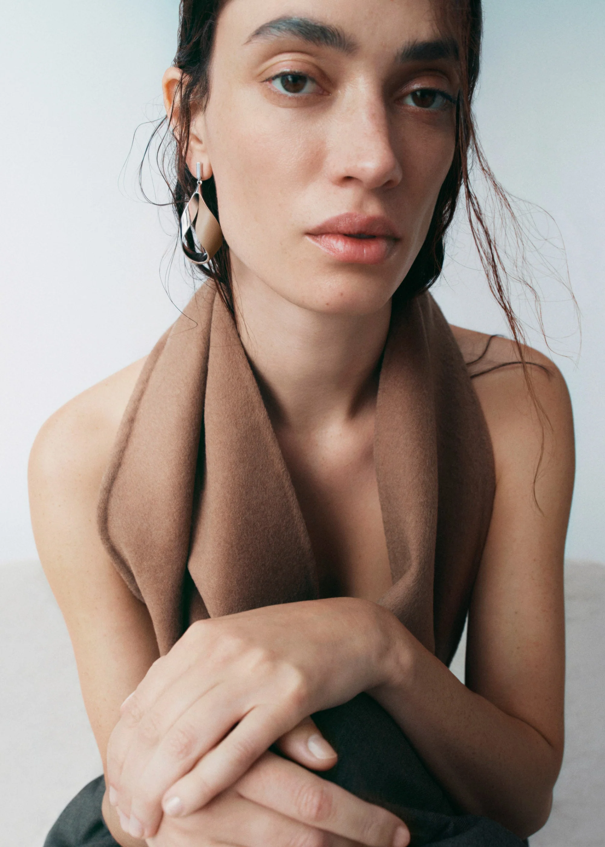 Ormé Pendant Earrings - Silver in rhodium with Taupe Leather - Image 4